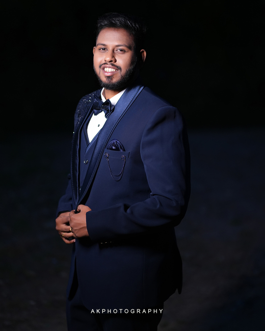 Stunning wedding reception photography of Balaji and Divya at Harsha Mahal, Coimbatore by AK Photography. Beautiful moments captured with elegance and emotion. View the gallery.