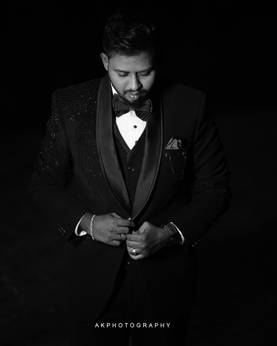 Stunning wedding reception photography of Balaji and Divya at Harsha Mahal, Coimbatore by AK Photography. Beautiful moments captured with elegance and emotion. View the gallery.