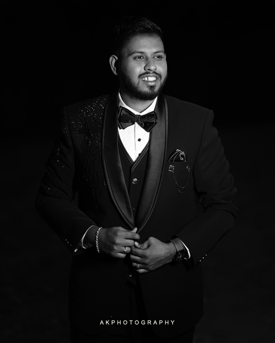 Stunning wedding reception photography of Balaji and Divya at Harsha Mahal, Coimbatore by AK Photography. Beautiful moments captured with elegance and emotion. View the gallery.